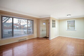 24101 Westhampton St in Oak Park, MI - Building Photo - Building Photo