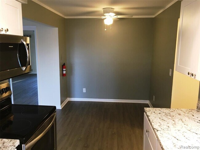 256 E Thirteen Mile Rd in Madison Heights, MI - Building Photo - Building Photo