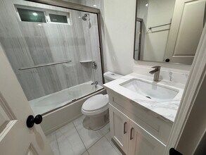 2252 N Bristol St, Unit BRISTOL ST in Santa Ana, CA - Foto de edificio - Building Photo