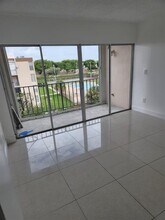 8895 Fontainebleau Blvd in Miami, FL - Building Photo - Building Photo