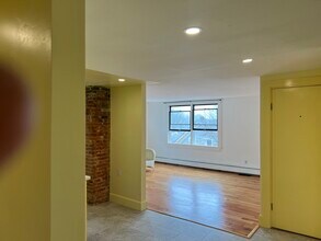 31 Pleasant St, Unit 3 in Beverly, MA - Building Photo - Building Photo