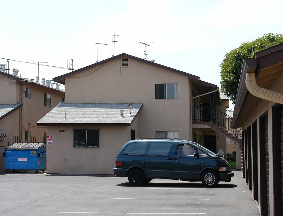 13103 Partridge St in Garden Grove, CA - Foto de edificio
