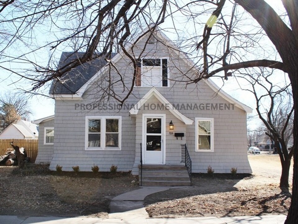 709 E 9th Ave in Winfield, KS - Building Photo