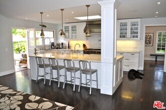 10253 Valley Spring Ln in Los Angeles, CA - Building Photo - Building Photo