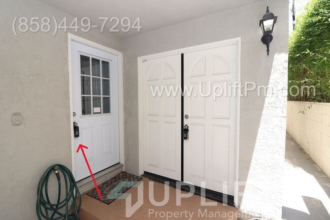 4025 Casita Way in San Diego, CA - Building Photo - Building Photo