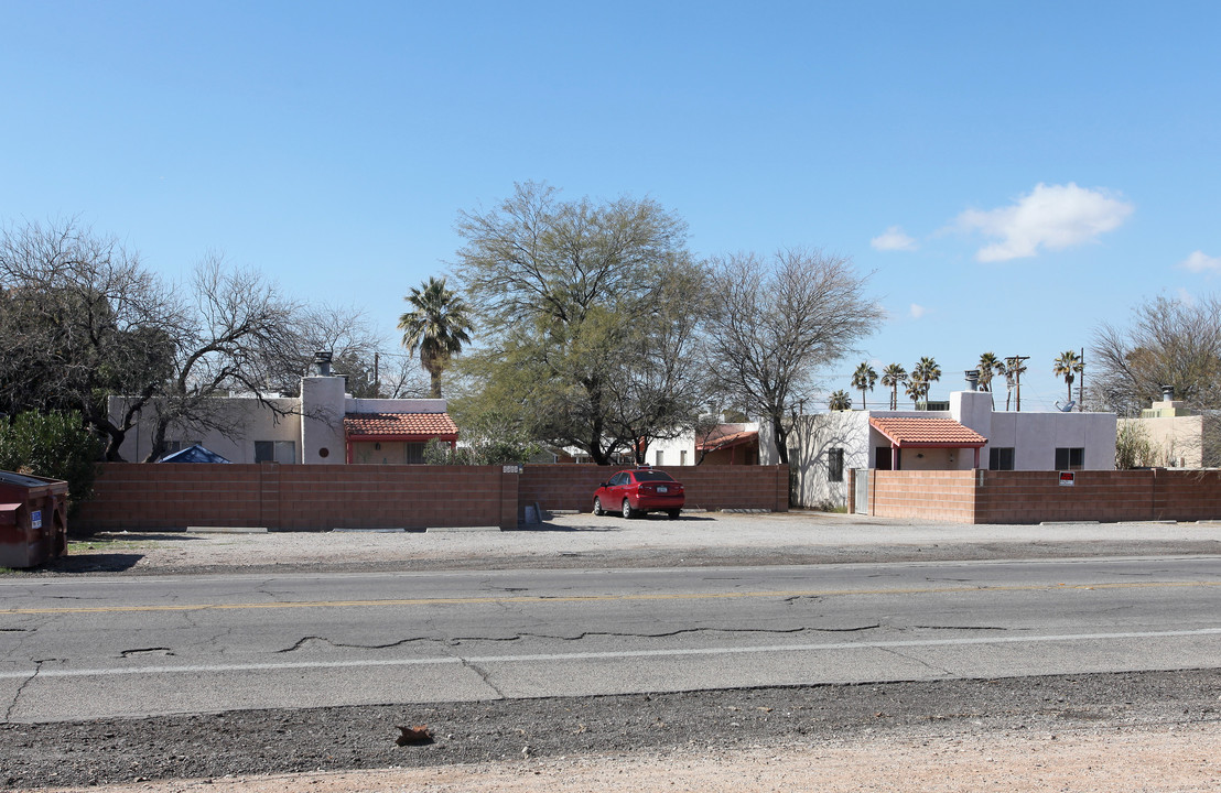 2325-2335 N Dodge Blvd in Tucson, AZ - Building Photo