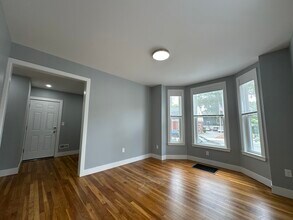 512 Centre St, Unit 1 in Boston, MA - Building Photo - Building Photo