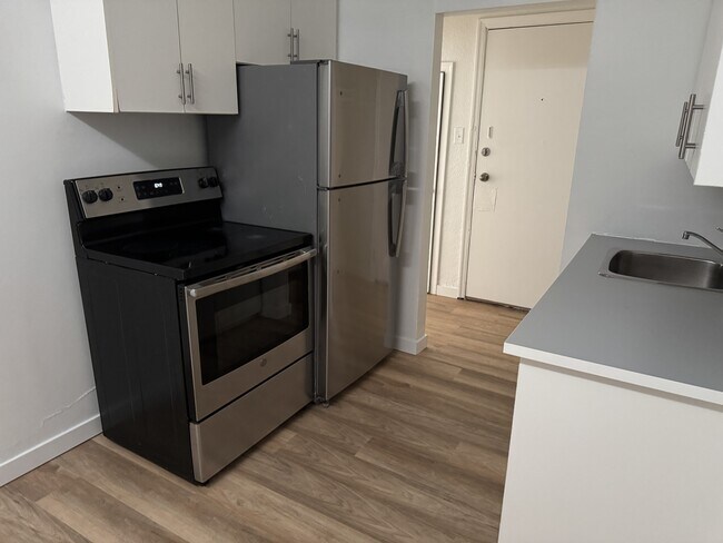 12940-12118 118 Ave NW in Edmonton, AB - Building Photo - Building Photo