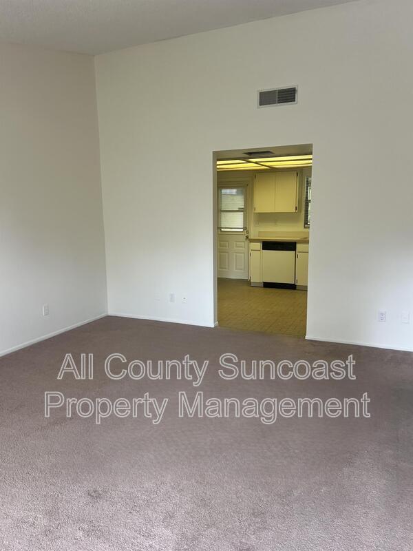 529 E Curlew Pl in Tarpon Springs, FL - Foto de edificio - Building Photo