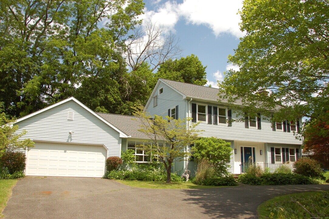 2 Cannondale Dr in Danbury, CT - Building Photo