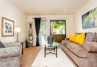 Sunrise Apartments in San Bernardino, CA - Foto de edificio - Interior Photo