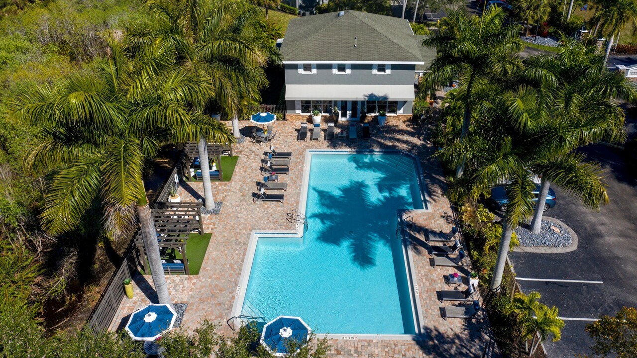 Somerset Palms in Naples, FL - Foto de edificio