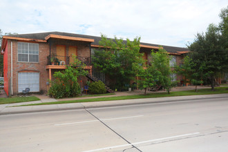 Leawood Plaza Apartments in Houston, TX - Building Photo - Building Photo