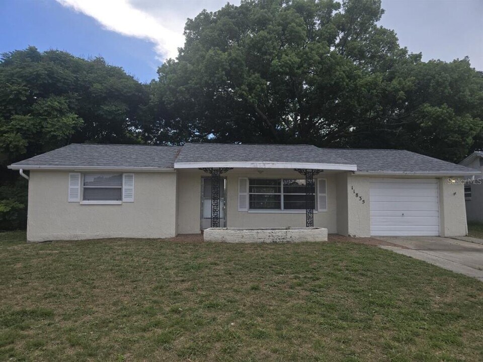 11835 Meadow Dr in Port Richey, FL - Foto de edificio