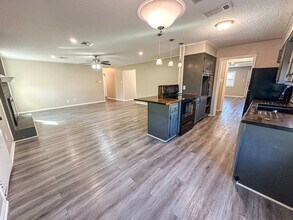 712 W Warren St in Hewitt, TX - Foto de edificio - Building Photo