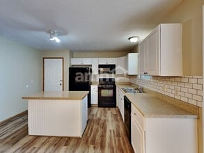 353 W Hunters Dr in Newark, OH - Building Photo - Building Photo