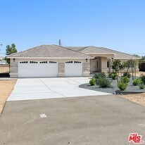 13033 Casco Rd in Apple Valley, CA - Building Photo