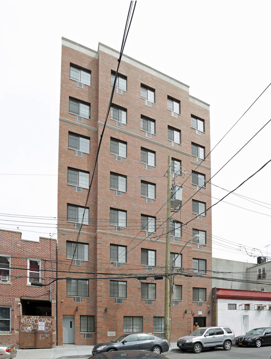 715 E 214th St in Bronx, NY - Building Photo