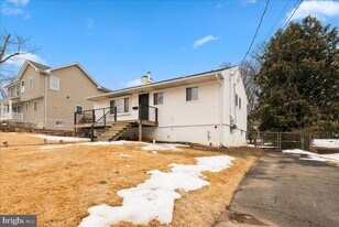 6451 Maplewood Dr in Falls Church, VA - Building Photo