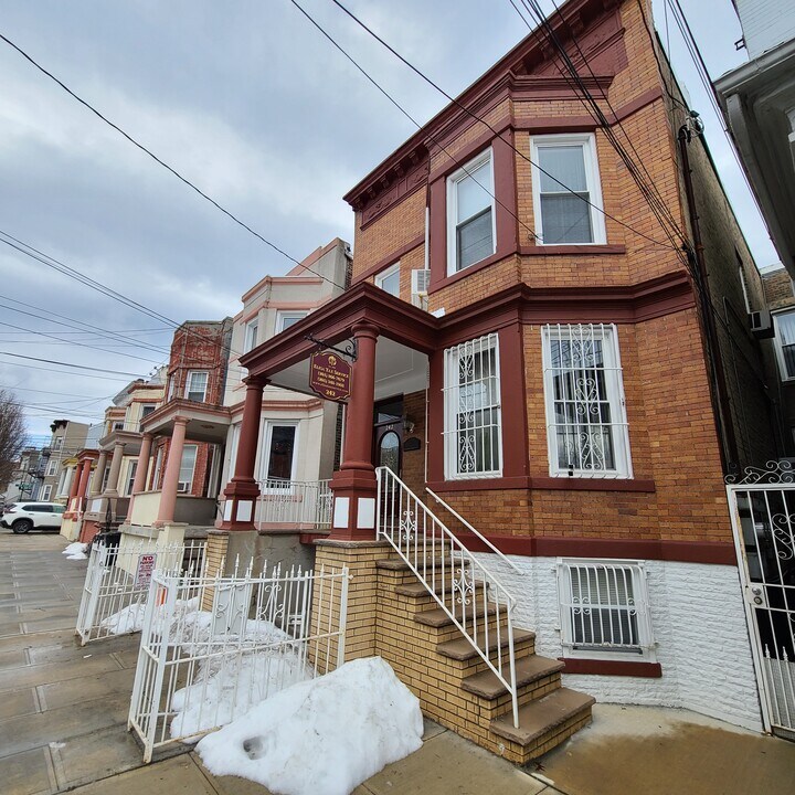 242 46th St, Unit Ground Floor in Union City, NJ - Building Photo