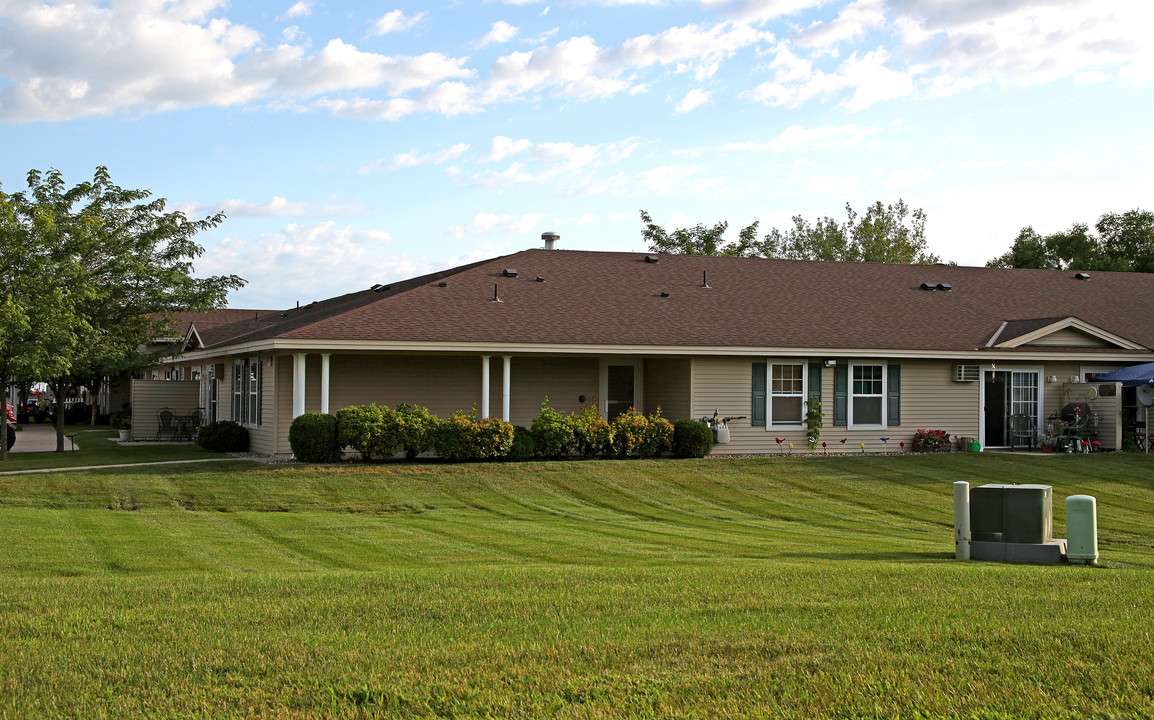 Shoreline Commons in Howard Lake, MN - Foto de edificio