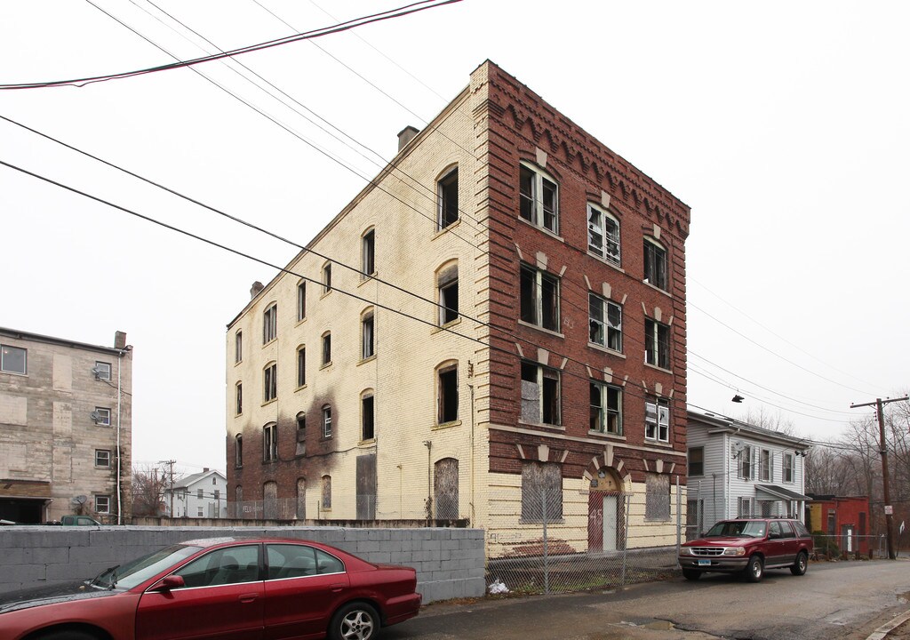 45 Bond St in Waterbury, CT - Building Photo