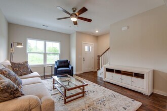 1125 Waterburg Ln in Antioch, TN - Foto de edificio - Building Photo