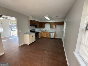 7 W Park Ct in Newnan, GA - Foto de edificio - Building Photo