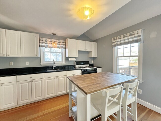 84 Sunnyridge Ave in Fairfield, CT - Building Photo - Building Photo