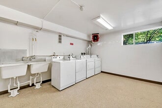 Uptown Arms & Manor in Portland, OR - Building Photo - Building Photo