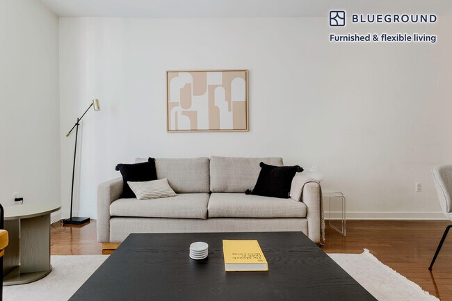 4918 St Elmo Ave in Bethesda, MD - Foto de edificio - Building Photo