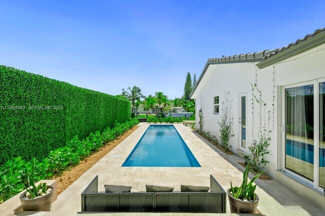 2830 NE 56th Ct in Fort Lauderdale, FL - Foto de edificio - Building Photo