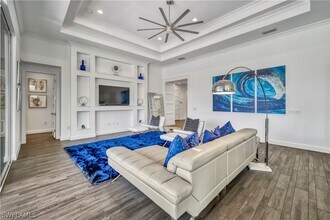 6399 Warwick Ave in Naples, FL - Foto de edificio - Building Photo