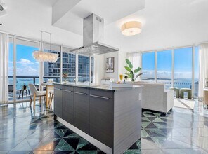 485 Brickell Ave in Miami, FL - Foto de edificio - Building Photo