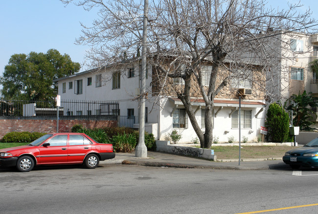 7300 Hazeltine Ave in Van Nuys, CA - Building Photo - Building Photo