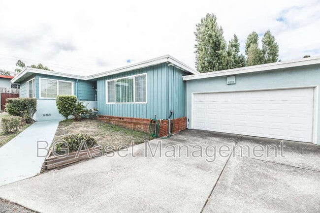 1011 Manor Rd in El Sobrante, CA - Foto de edificio - Building Photo