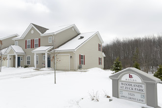 Woodlands at Zuck Park in Erie, PA - Foto de edificio - Building Photo