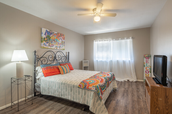 Riverbend- Furnished and All Bills Paid! in Orange, TX - Foto de edificio - Interior Photo