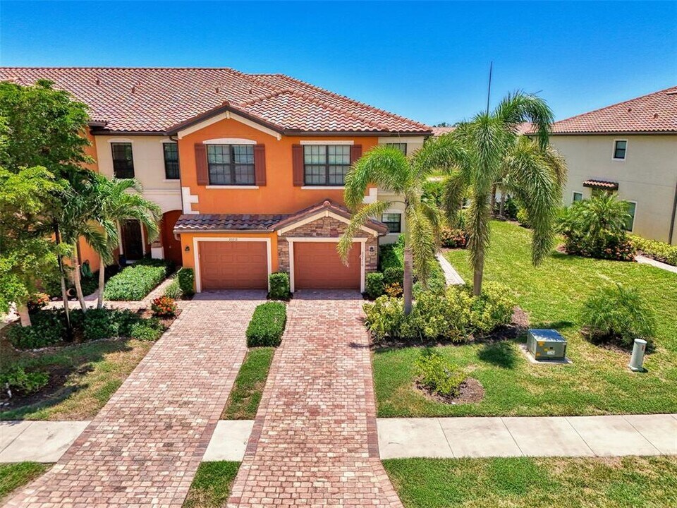 20210 Lagente Cir in Venice, FL - Building Photo