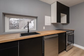 28 Eastbourne Av in Hamilton, ON - Building Photo - Building Photo