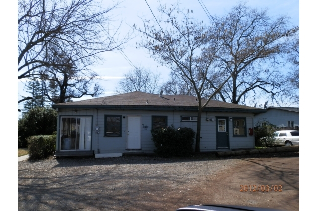 3555 Lakeshore Blvd in Lakeport, CA - Foto de edificio