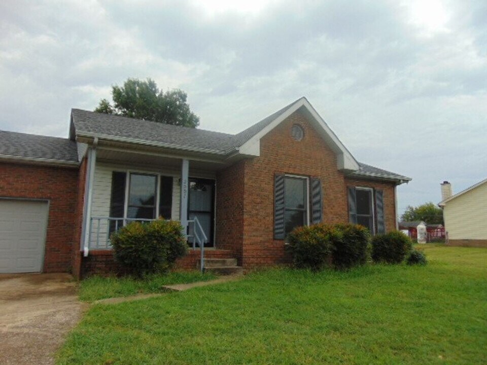 2007 Windroe Dr in Clarksville, TN - Foto de edificio