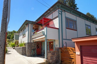 359 6th St in Astoria, OR - Foto de edificio - Building Photo