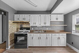 135 Dundee Cir in St. Louis, MO - Building Photo