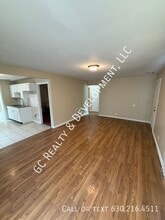10006 S Van Vlissingen Rd in Chicago, IL - Building Photo - Building Photo