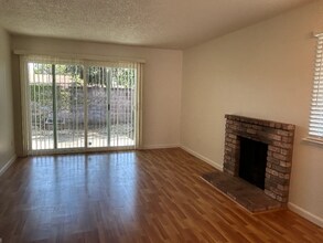 211 Stony Point Rd, Unit APT J in Santa Rosa, CA - Building Photo - Building Photo