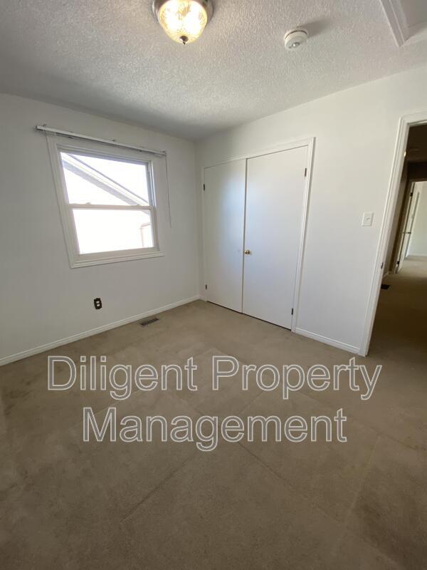 property at 1103 Huntington Cir