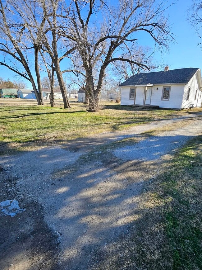 325 E Avenue C in South Hutchinson, KS - Building Photo - Building Photo