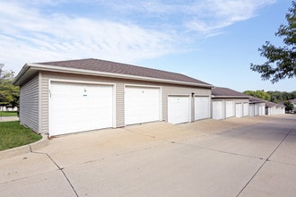 Cypress Pointe in Cedar Rapids, IA - Building Photo - Building Photo