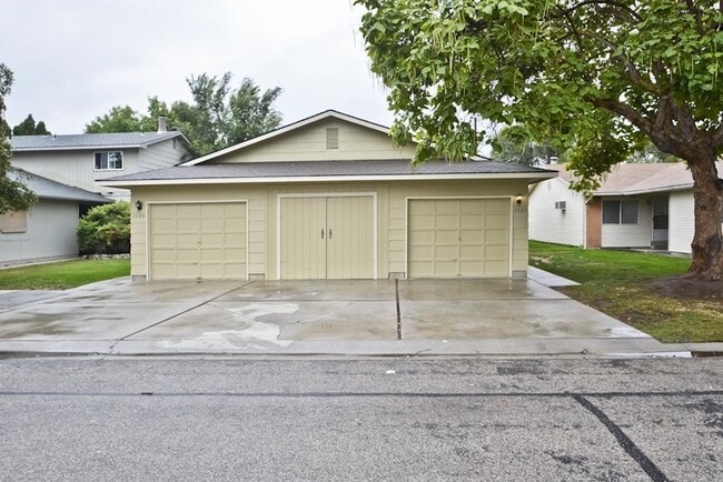 property at 1122 S Pond St